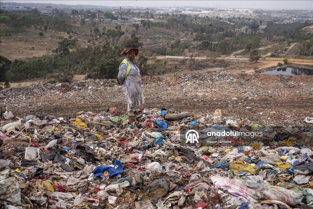 Johannesburg’da çok sayıda kişi çöpten topladıkları malzemeleri satarak geçimini sağlıyor