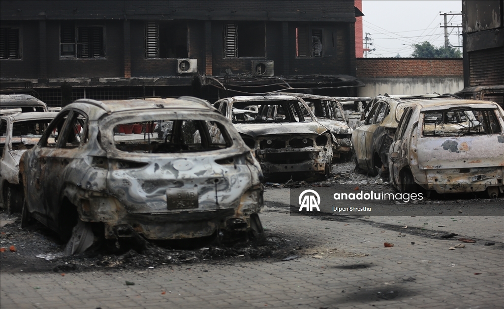 Şiddetli protestolarla çalkalanan Nepal'de ordu sokağa indi