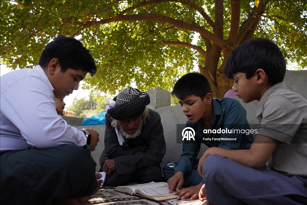 Kerküklü Derviş hem çobanlık yapıyor hem çocuklara Kur’an-ı Kerim öğretiyor