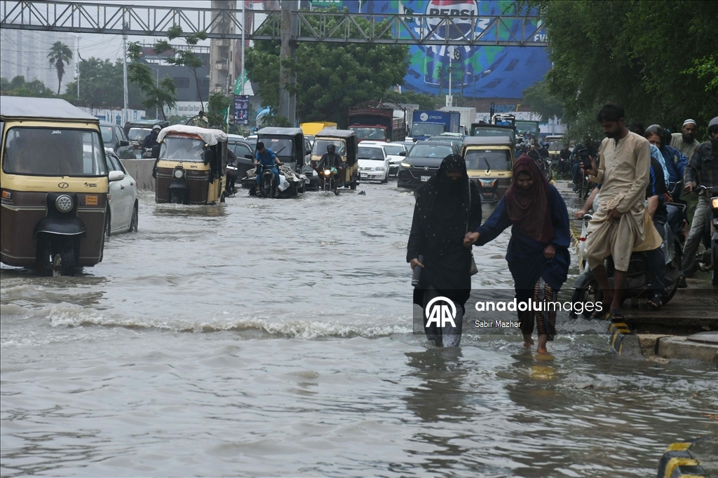 Pakistan'ın Karaçi kentinde muson yağmurları etkili oldu