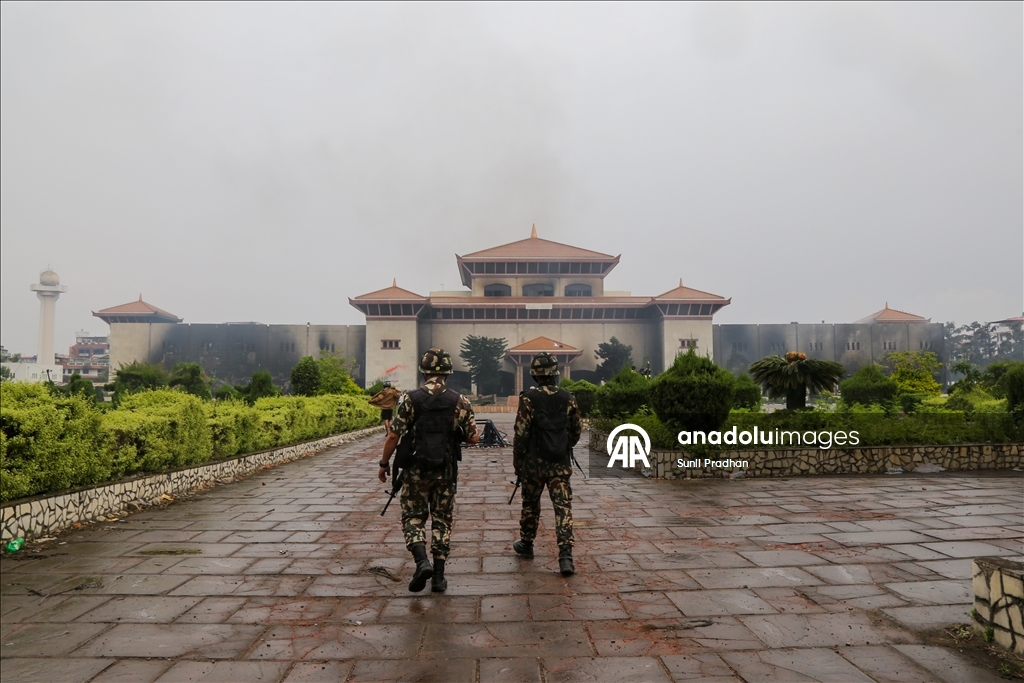 Şiddetli protestolarla çalkalanan Nepal'de ordu sokağa indi