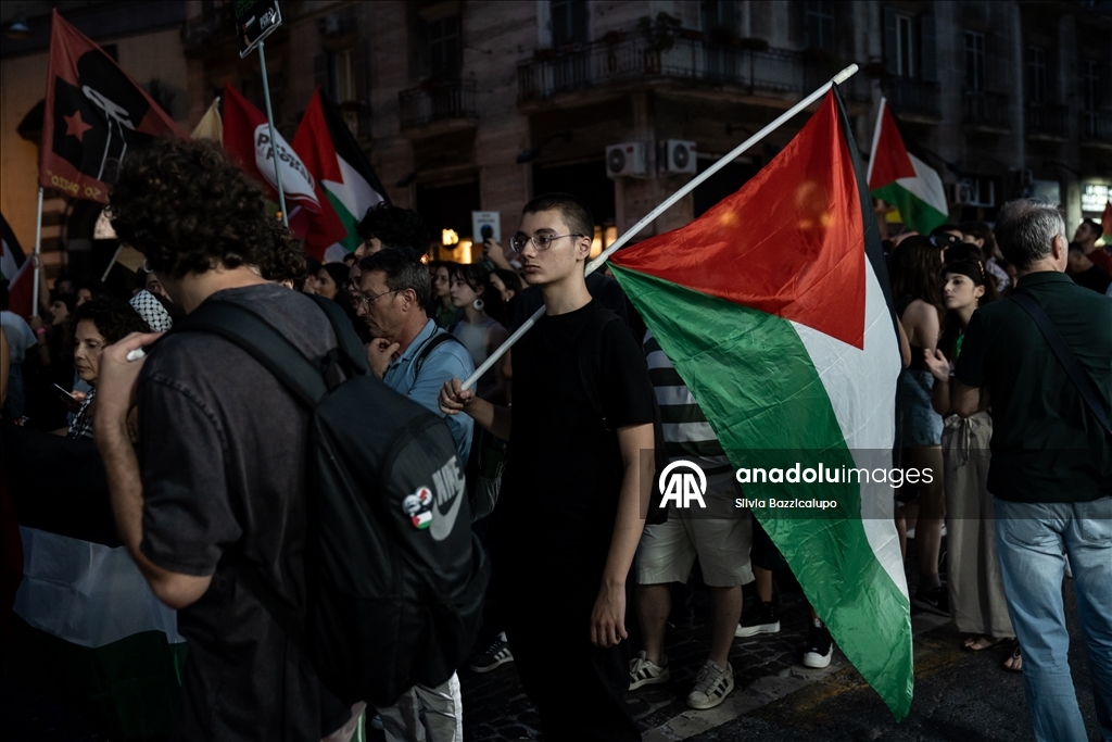 Napoli'deki Filistin destekçileri, Küresel Sumud Filosu’na yapılan saldırıyı protesto etti