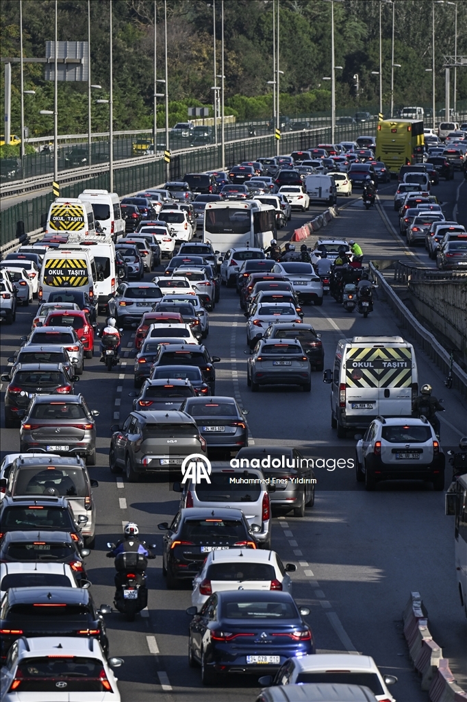 İstanbul'da haftanın üçüncü iş gününde trafik yoğunluğu yaşanıyor