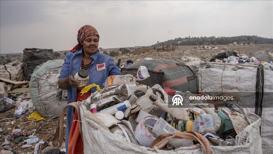 Johannesburg’da çok sayıda kişi çöpten topladıkları malzemeleri satarak geçimini sağlıyor