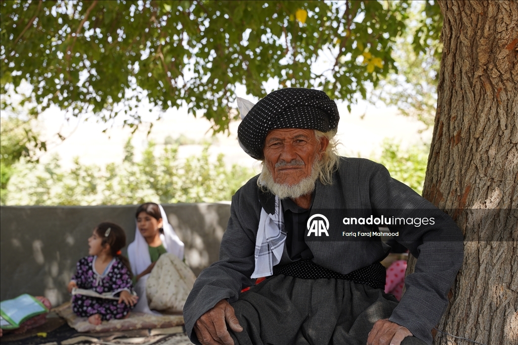 Kerküklü Derviş hem çobanlık yapıyor hem çocuklara Kur’an-ı Kerim öğretiyor