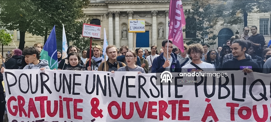 Paris'teki gösterilere Sorbonne öğrencileri de katıldı