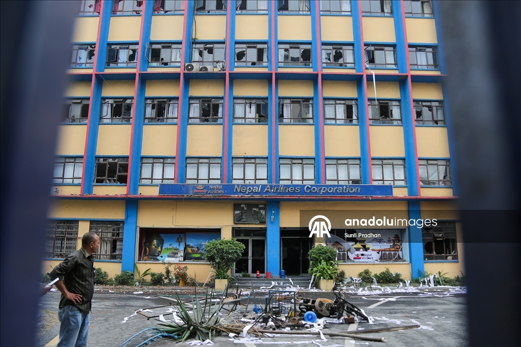 Şiddetli protestolarla çalkalanan Nepal'de ordu sokağa indi