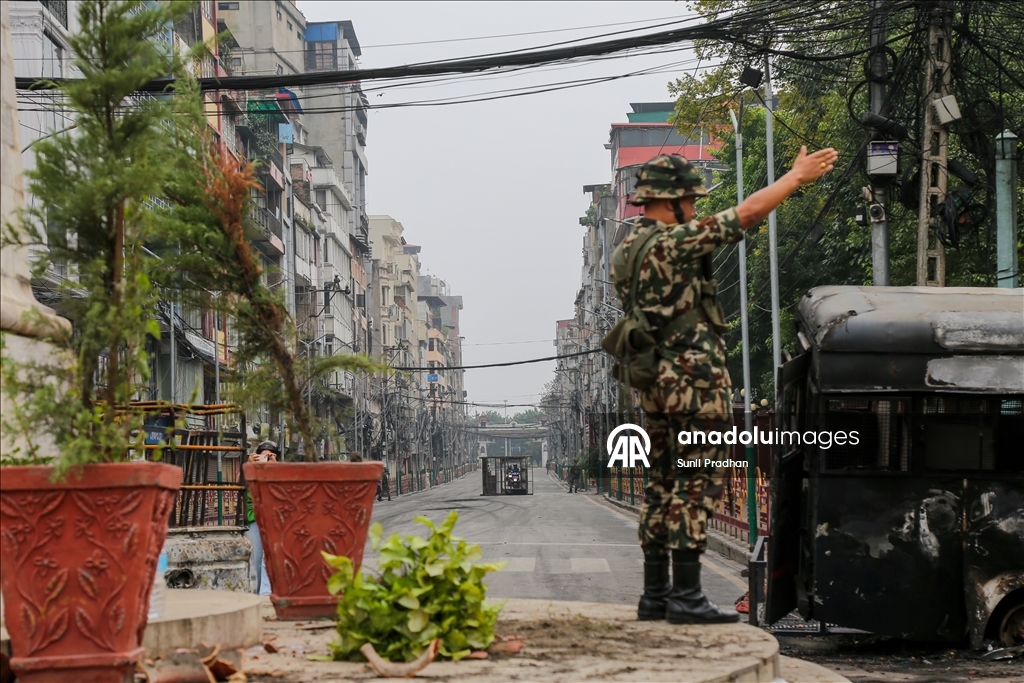Şiddetli protestolarla çalkalanan Nepal'de ordu sokağa indi