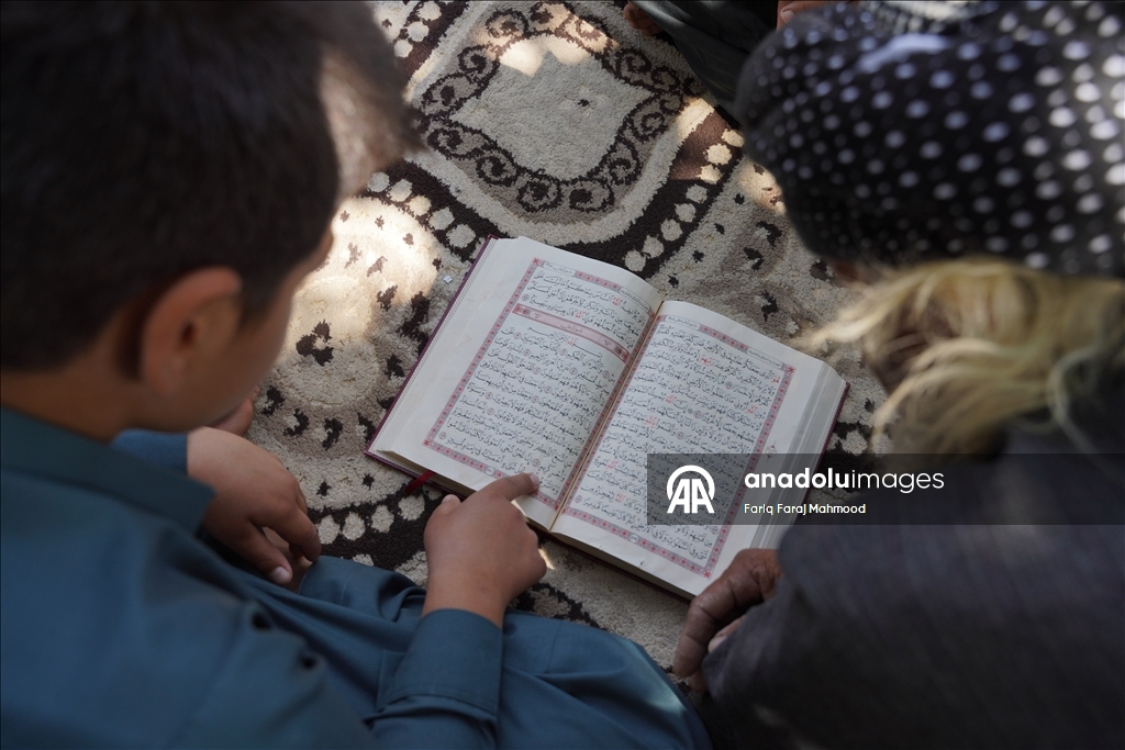 Kerküklü Derviş hem çobanlık yapıyor hem çocuklara Kur’an-ı Kerim öğretiyor