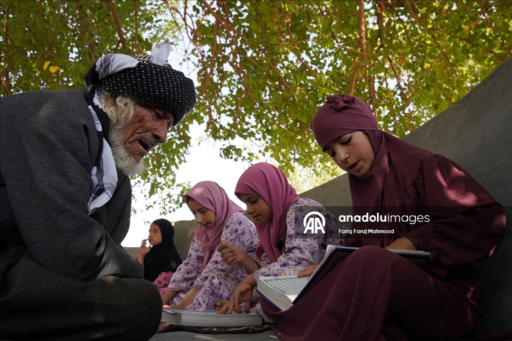 Kerküklü Derviş hem çobanlık yapıyor hem çocuklara Kur’an-ı Kerim öğretiyor