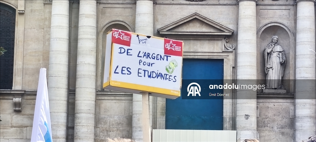 Paris'teki gösterilere Sorbonne öğrencileri de katıldı