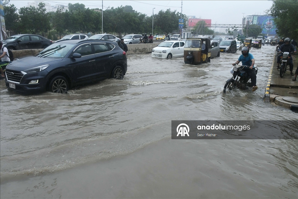 Pakistan'ın Karaçi kentinde muson yağmurları etkili oldu