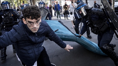 Fransa'da Macron karşıtı gösterilerde polisle protestocular çatıştı