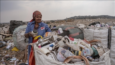 Johannesburg’da çok sayıda kişi çöpten topladıkları malzemeleri satarak geçimini sağlıyor