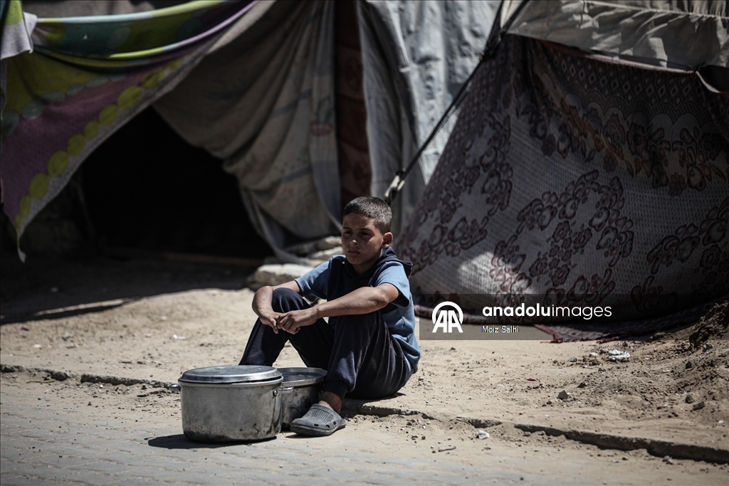 İsrail'in açlığa mahkum ettiği Gazze'de Filistinlilere yemek dağıtıldı