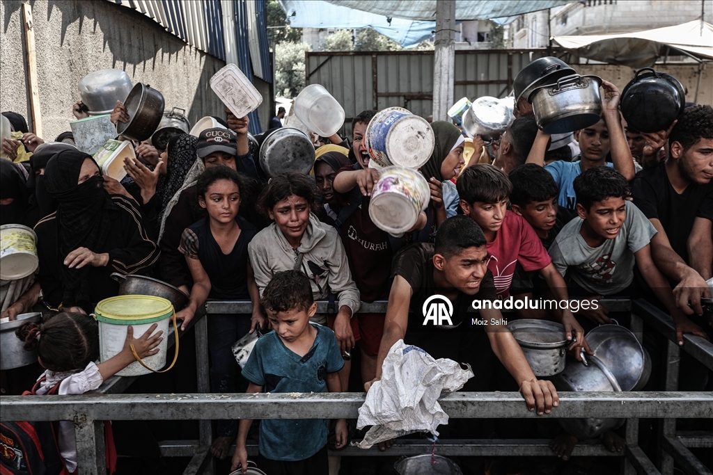 İsrail'in açlığa mahkum ettiği Gazze'de Filistinlilere yemek dağıtıldı