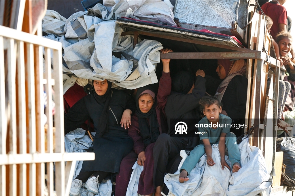 İsrail'in saldırılarından kaçan Filistinlilerin kuzeyden güneye göçü devam ediyor
