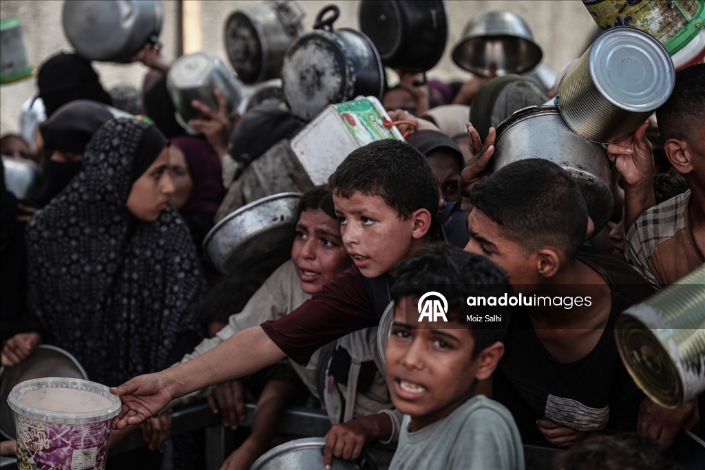 İsrail'in açlığa mahkum ettiği Gazze'de Filistinlilere yemek dağıtıldı