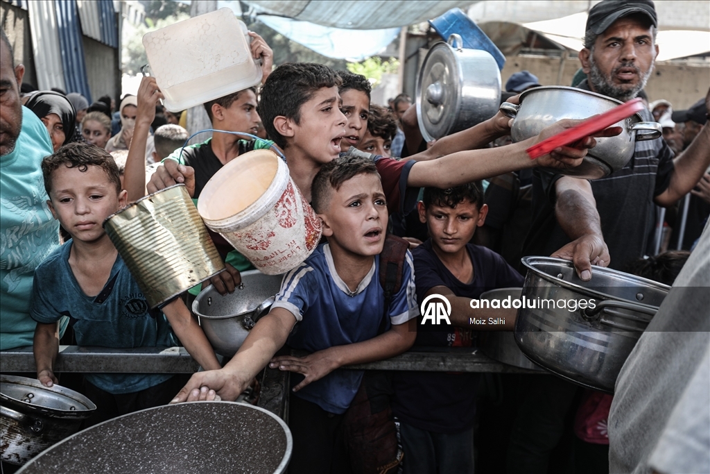 İsrail'in açlığa mahkum ettiği Gazze'de Filistinlilere yemek dağıtıldı