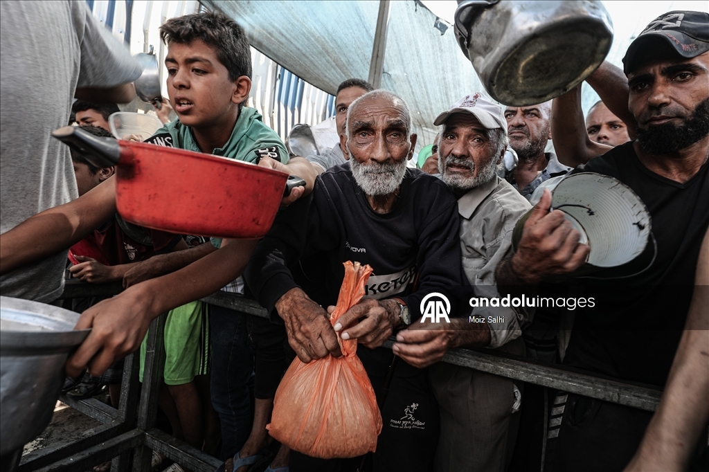 İsrail'in açlığa mahkum ettiği Gazze'de Filistinlilere yemek dağıtıldı