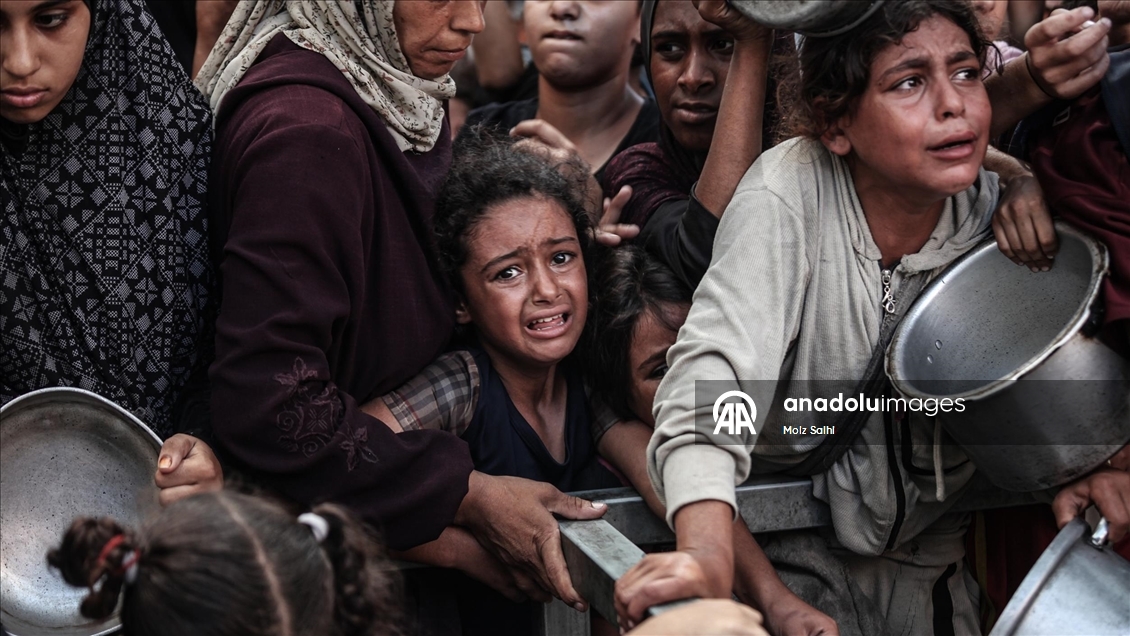İsrail'in açlığa mahkum ettiği Gazze'de Filistinlilere yemek dağıtıldı