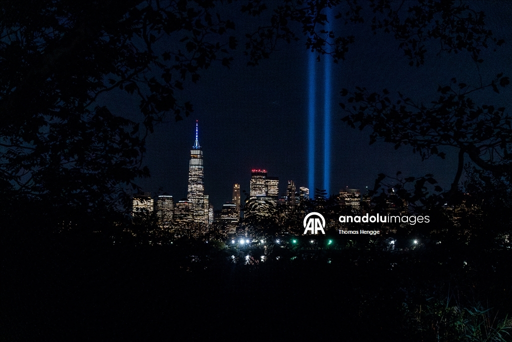 В США почтили память жертв 11 сентября световой акцией Tribute in Light