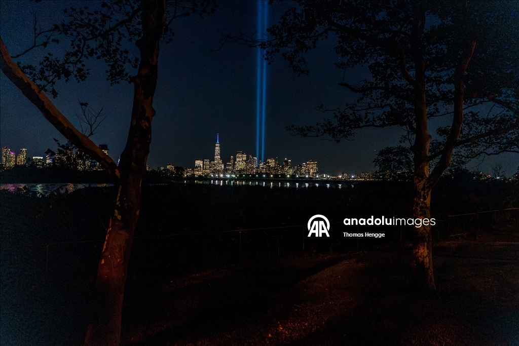 В США почтили память жертв 11 сентября световой акцией Tribute in Light