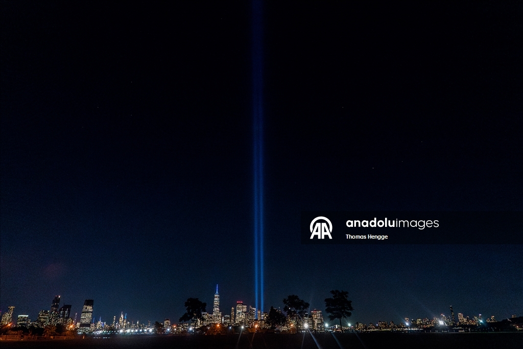 В США почтили память жертв 11 сентября световой акцией Tribute in Light