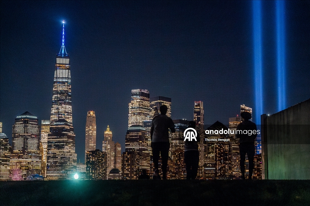 В США почтили память жертв 11 сентября световой акцией Tribute in Light