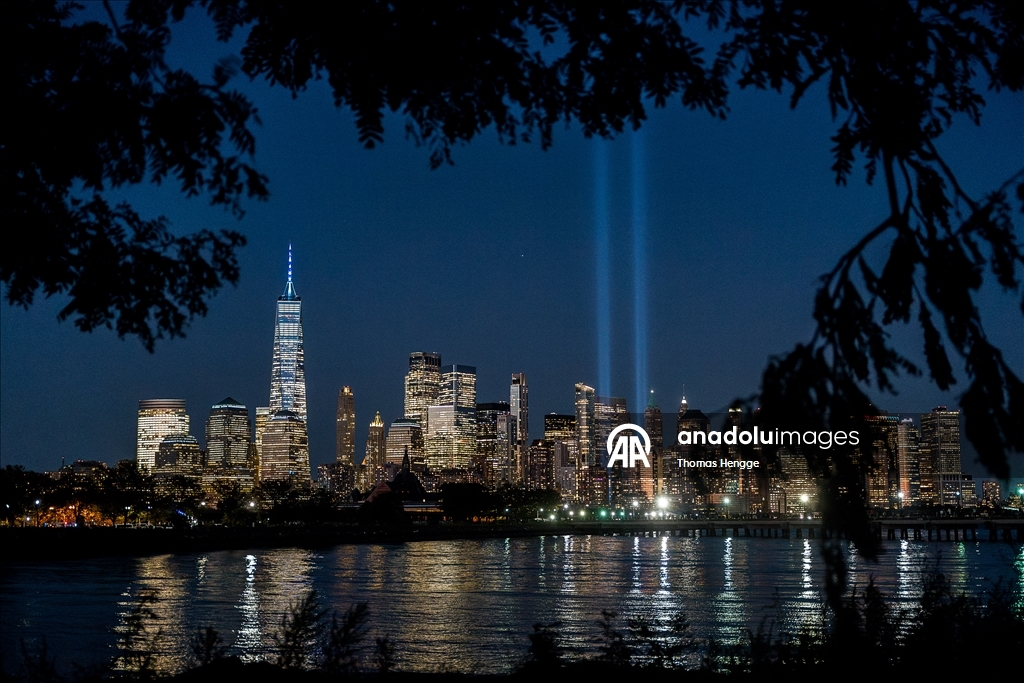 В США почтили память жертв 11 сентября световой акцией Tribute in Light