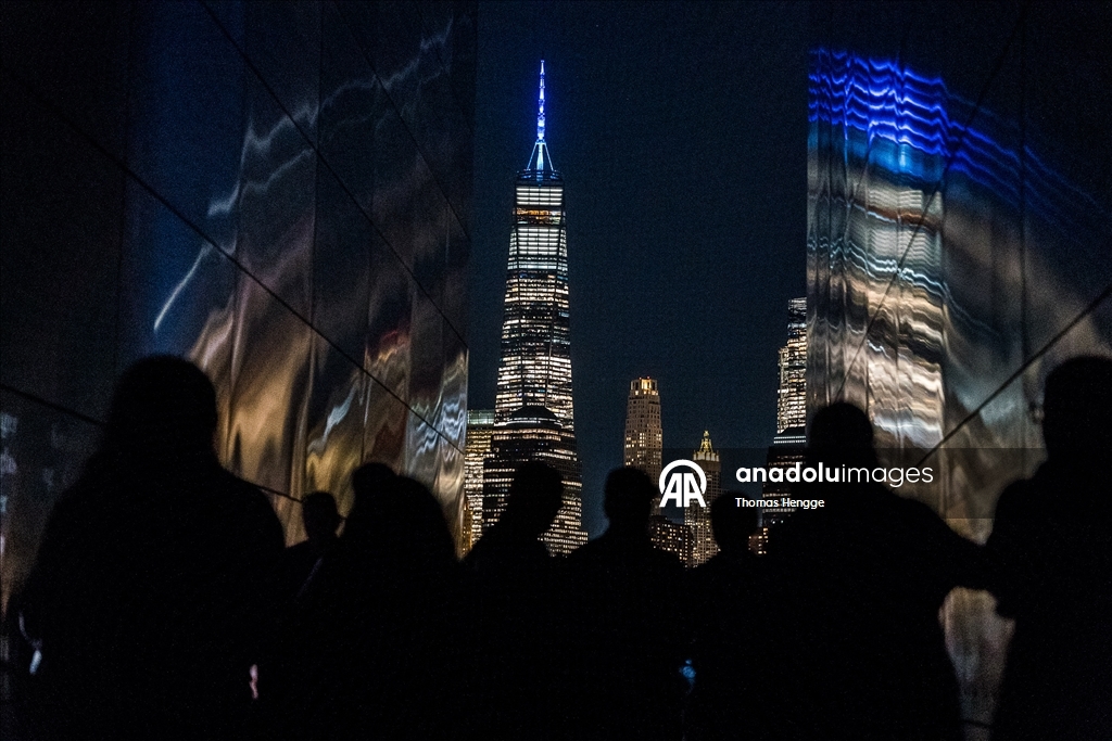 В США почтили память жертв 11 сентября световой акцией Tribute in Light