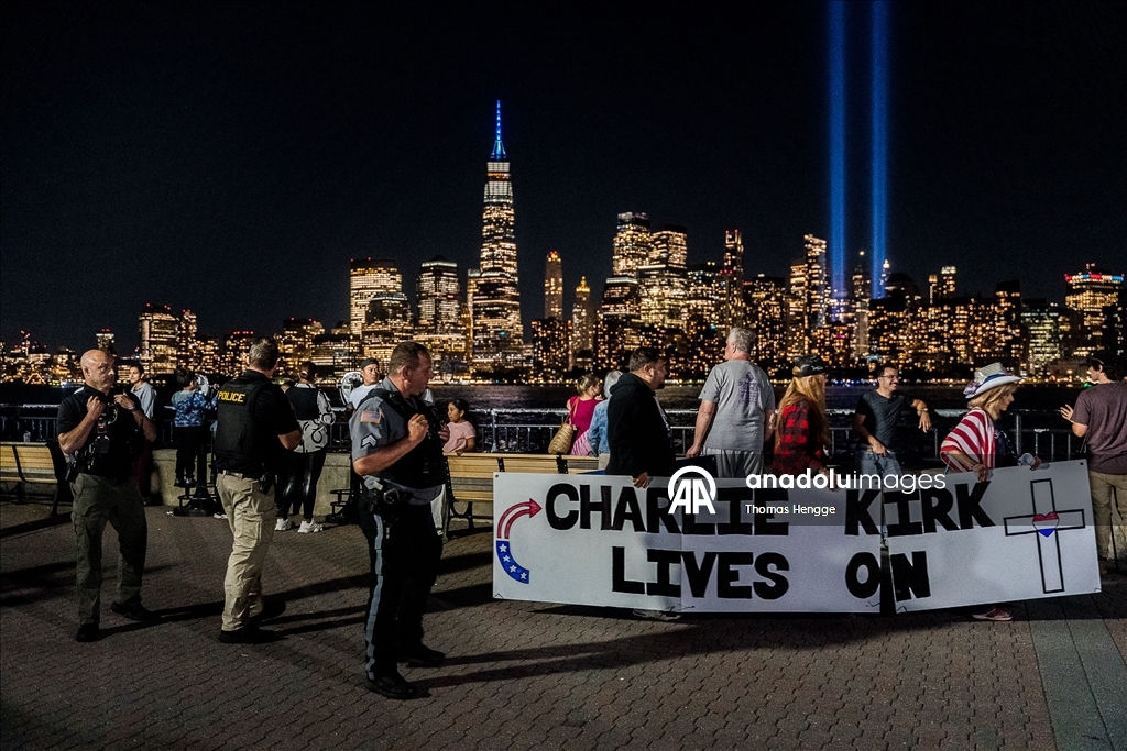 В США почтили память жертв 11 сентября световой акцией Tribute in Light