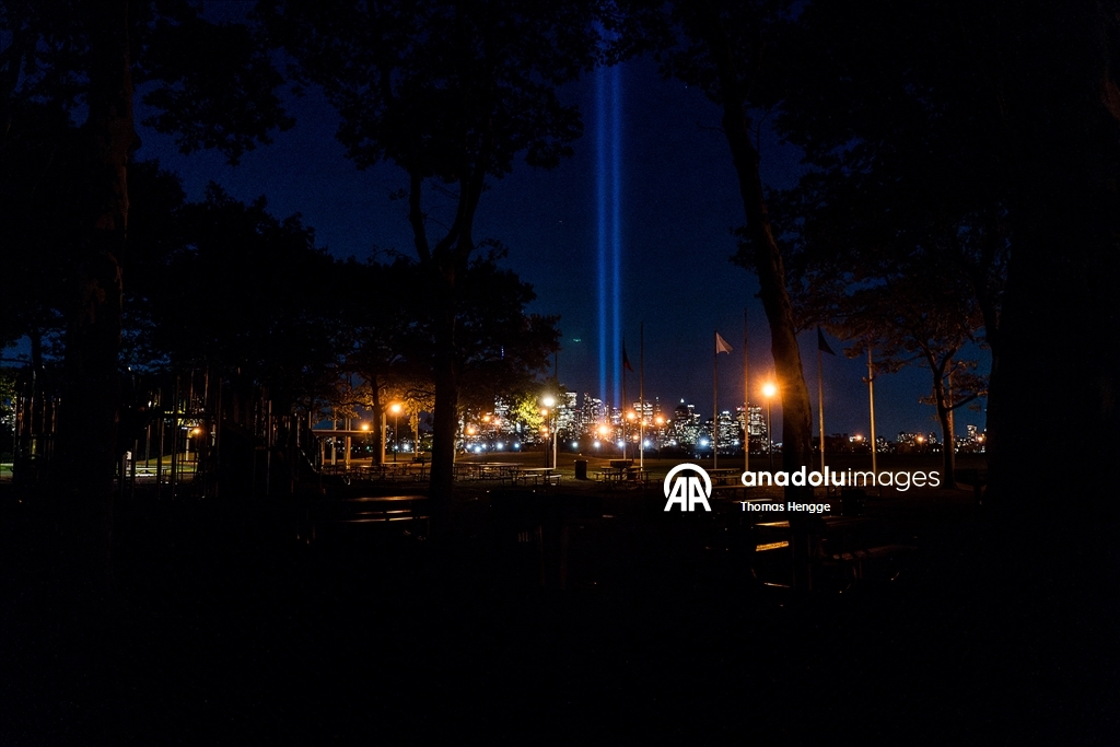 В США почтили память жертв 11 сентября световой акцией Tribute in Light