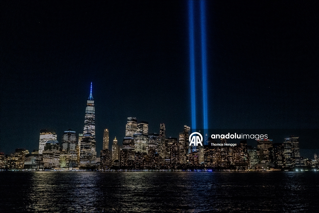 В США почтили память жертв 11 сентября световой акцией Tribute in Light