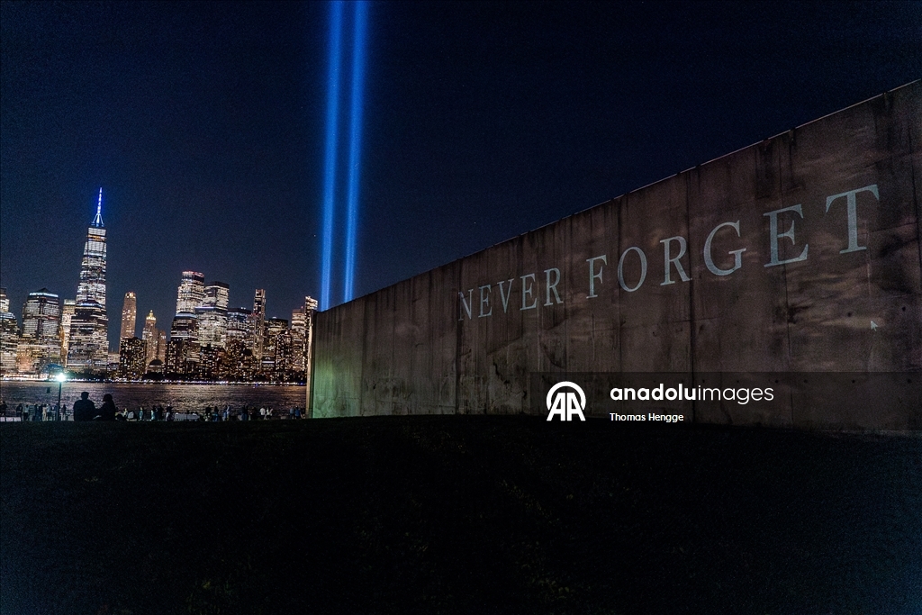 В США почтили память жертв 11 сентября световой акцией Tribute in Light