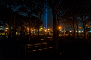 В США почтили память жертв 11 сентября световой акцией Tribute in Light