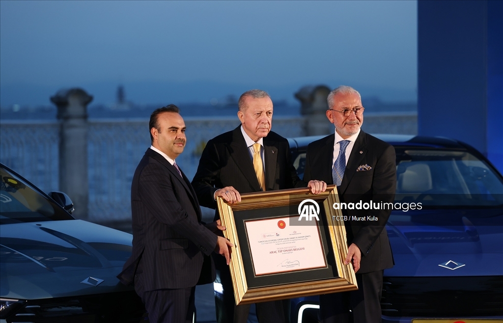 Cumhurbaşkanı Erdoğan'a Togg'un yeni modeli T10F hediye edildi