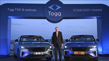 Cumhurbaşkanı Erdoğan'a Togg'un yeni modeli T10F'nin ilk teslimatı yapıldı 