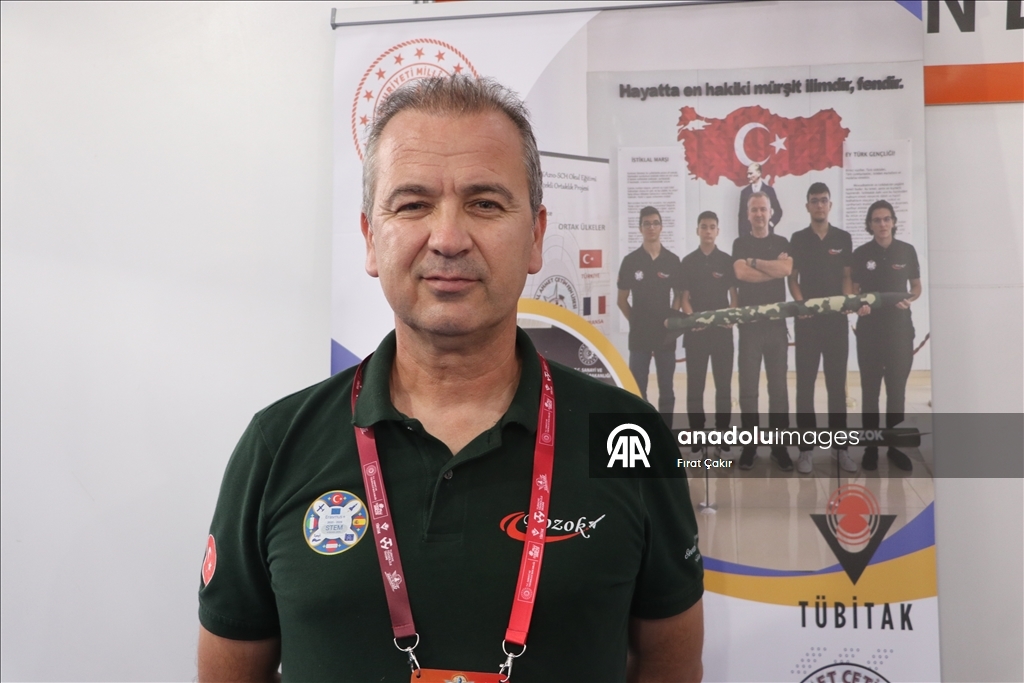 Ученики старшей школы в турецком Текирдаге празднуют победу на TEKNOFEST