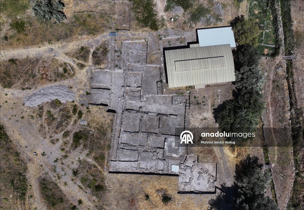 İzmir'deki 5 bin yıllık Smyrna Höyüğü'nde arkeolojik kazılar sürüyor
