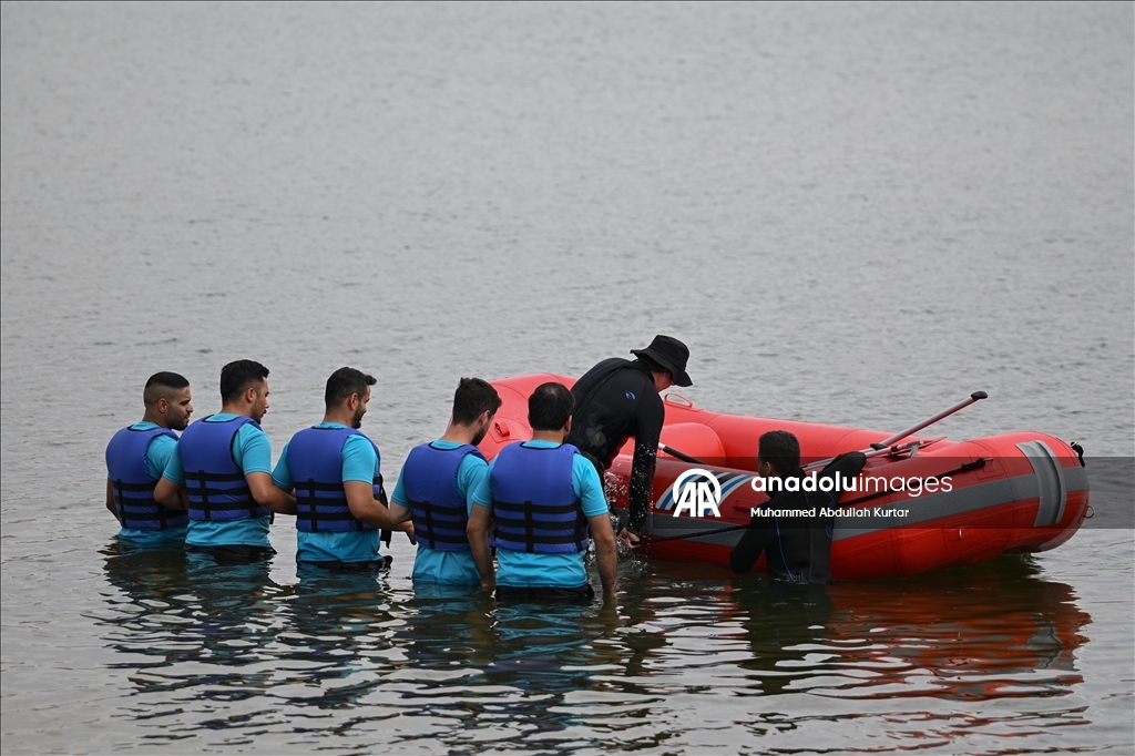 دورة المراسل الحربي.. الأناضول تدرب صحفيين على النجاة من الغرق