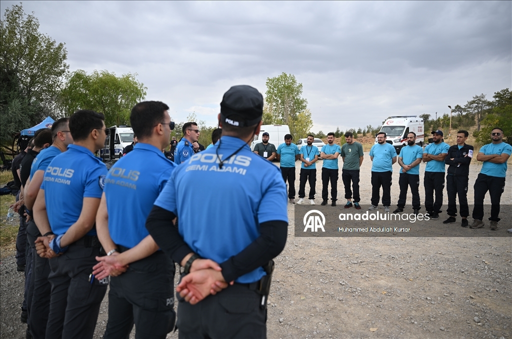دورة المراسل الحربي.. الأناضول تدرب صحفيين على النجاة من الغرق