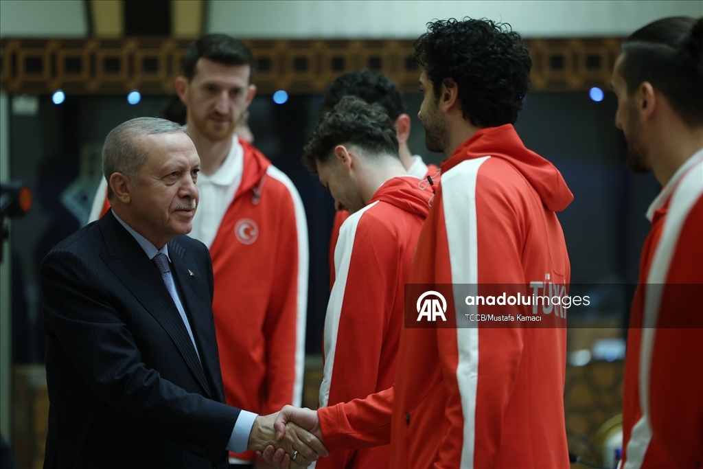 Cumhurbaşkanı Erdoğan, A Milli Erkek Basketbol Takımını kabul etti