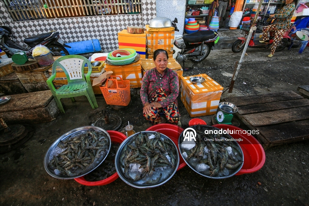 Vietnam’ın Khanh Hai kasabasındaki balıkçı köyünde bölgenin en büyük deniz ürünleri pazarı kuruluyor