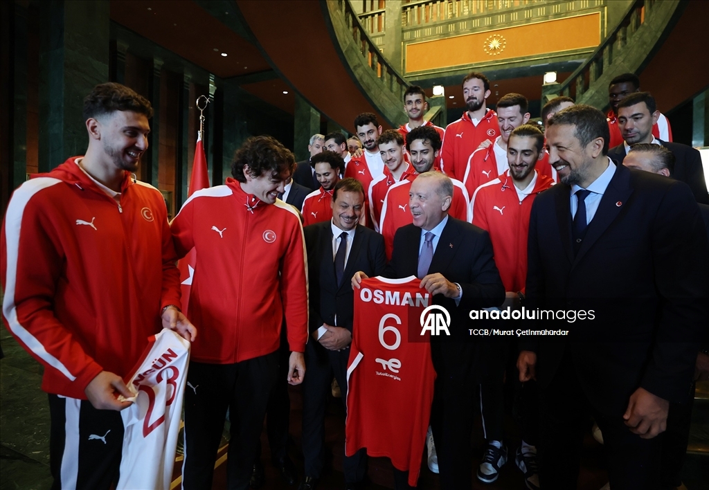 Cumhurbaşkanı Erdoğan, A Milli Erkek Basketbol Takımını kabul etti