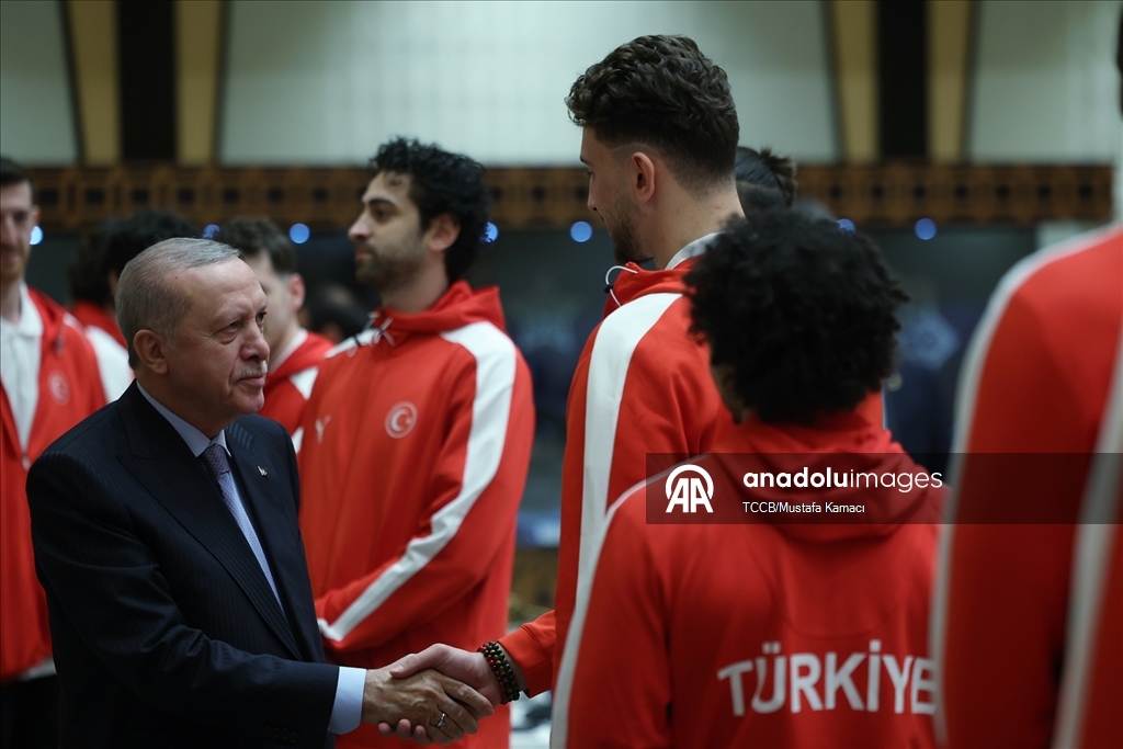 Cumhurbaşkanı Erdoğan, A Milli Erkek Basketbol Takımını kabul etti
