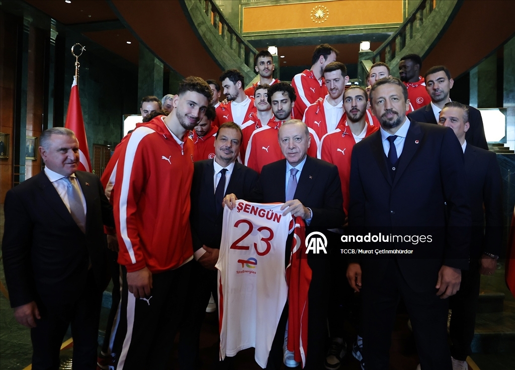 Cumhurbaşkanı Erdoğan, A Milli Erkek Basketbol Takımını kabul etti