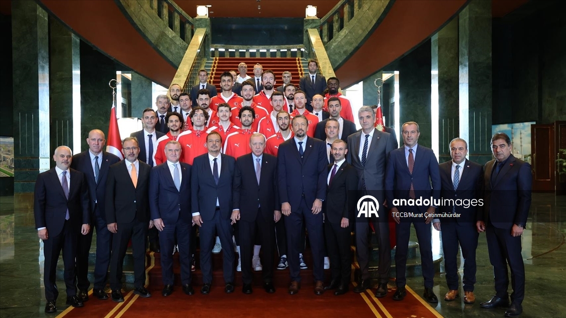 Cumhurbaşkanı Erdoğan, A Milli Erkek Basketbol Takımını kabul etti