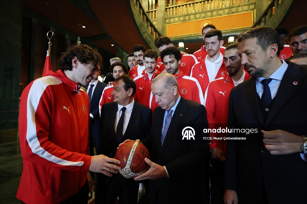 Cumhurbaşkanı Erdoğan, A Milli Erkek Basketbol Takımını kabul etti
