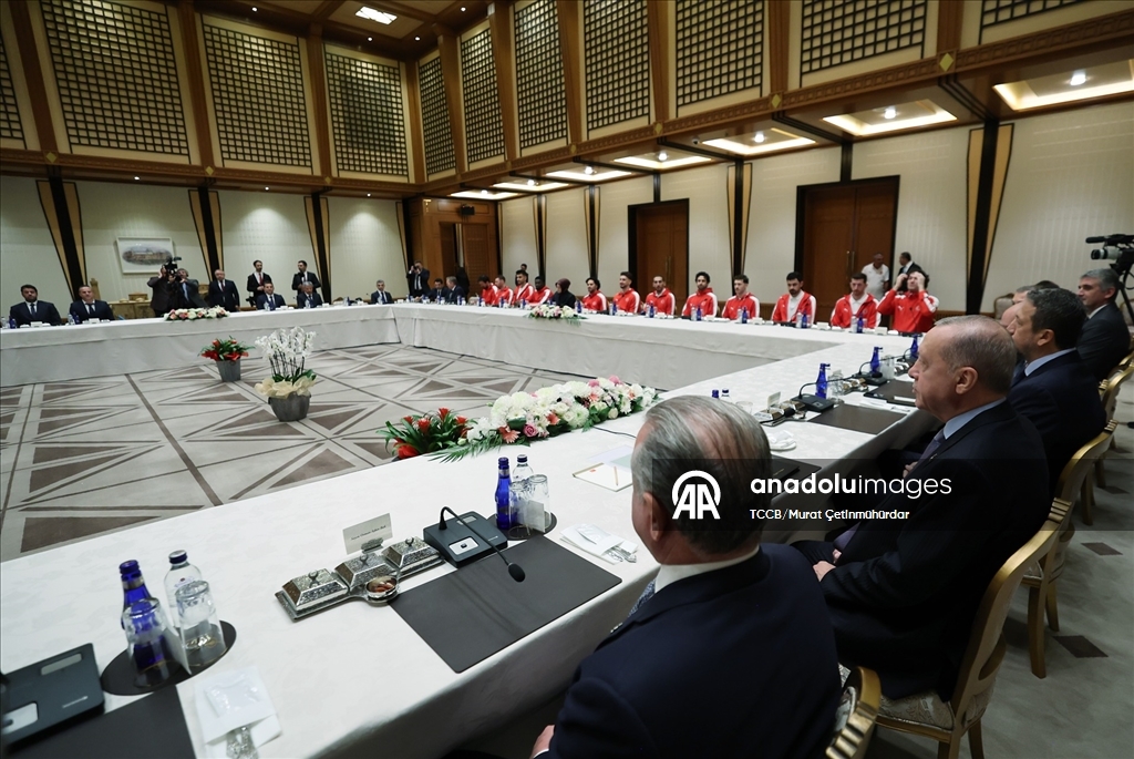 Cumhurbaşkanı Erdoğan, A Milli Erkek Basketbol Takımını kabul etti